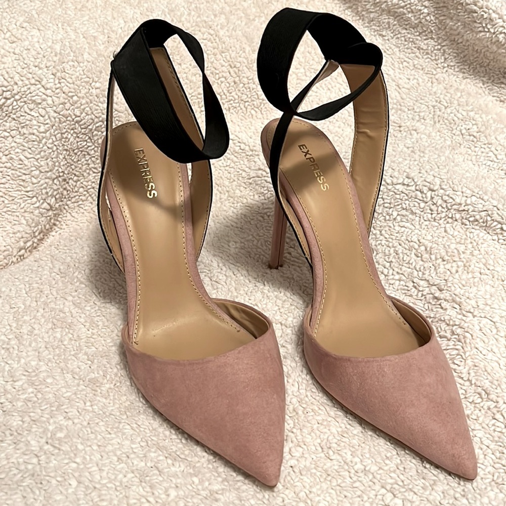 Express- pointed-toe, slingback pump